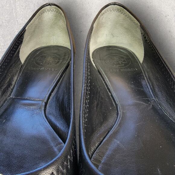 Tory Burch Womens Black Leather Ballet Flats Shoes 5.5 Slip On Gold Logo Travel - Picture 8 of 13